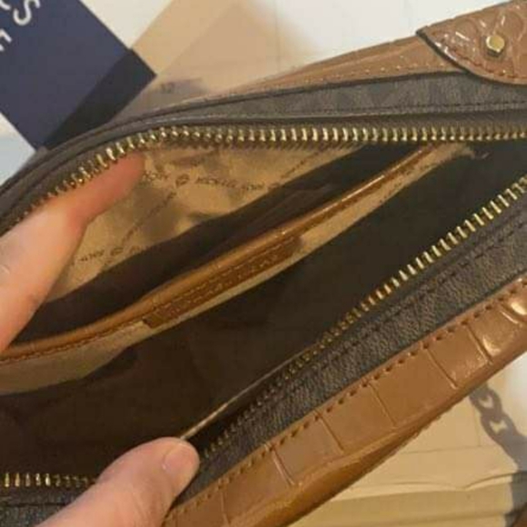 "SOLD" NEW MK SMALL TRUNK CROSSBODY BAG - Picture 3 of 5